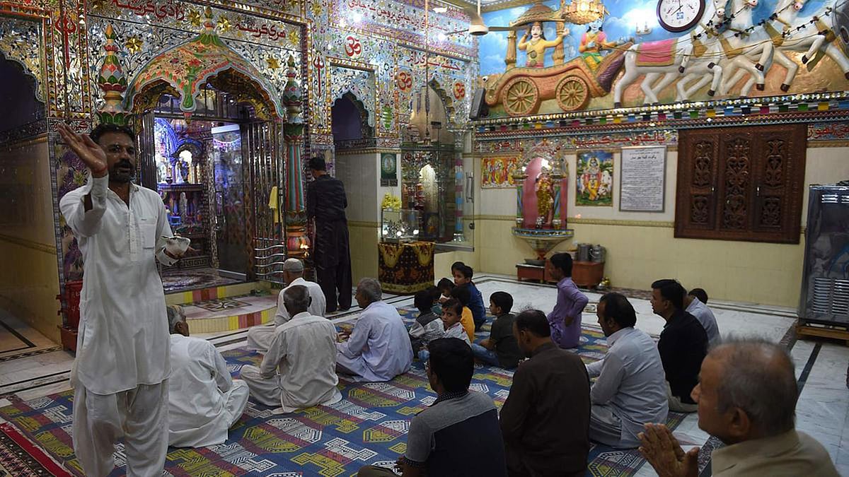 পাকিস্তানে করাচির কাছে শ্রীকৃষ্ণমন্দিরে হিন্দুধর্মাবলম্বীরা। ছবি: এএফপি