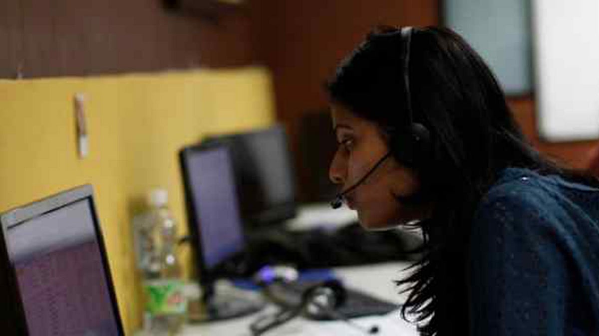 রাত জেগে কাজ করলে স্বাস্থ্যকর খাবার খেতে হবে। ছবি: রয়টার্স।