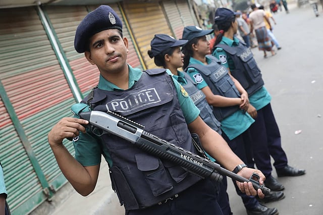 বিভিন্ন সড়কে পুলিশের সতর্ক অবস্থান। নাজিমুদ্দিন রোড, ঢাকা। ছবি: দীপু মালাকার