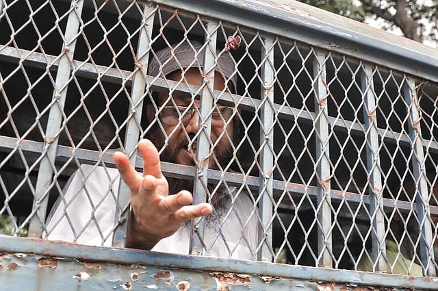 রায়ের পর আসামিদের প্রিজন ভ্যানে করে কারাগারে নিয়ে যাওয়া হচ্ছে। নাজিমুদ্দিন রোড, ঢাকা। ছবি: দীপু মালাকার