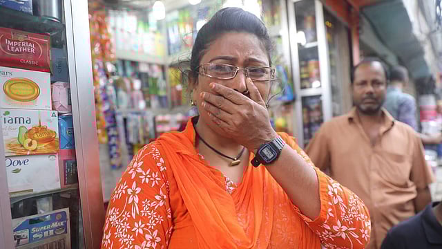 রায়ের পর কান্নায় ভেঙে পড়েন সাবেক স্বরাষ্ট্র প্রতিমন্ত্রী লুৎফুজ্জামান বাবরের এক সমর্থক। নাজিমুদ্দিন রোড, ঢাকা। ছবি: দীপু মালাকার