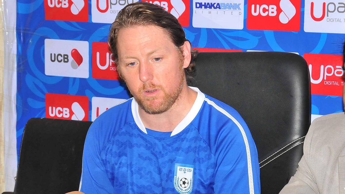 বাংলাদেশ জাতীয় ফুটবল দলের কোচ জেমি ডে। ছবিঃ বাফুফে
