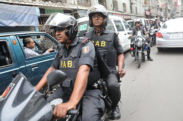 নিরাপত্তা রক্ষায় র‍্যাব সদস্যদের টহল। নাজিমুদ্দিন রোড, ঢাকা। ছবি: দীপু মালাকার