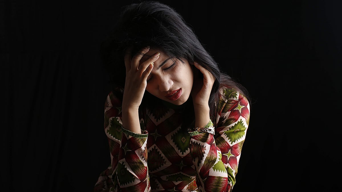 হঠাৎ মাথা ঘুরতে সঙ্গে সঙ্গে বসে পড়তে হবে। ছবি: অধুনা