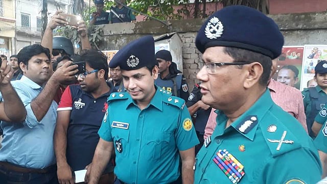২১ আগস্টের গ্রেনেড হামলা মামলায় রায় ঘোষণার আগে আদালত প্রাঙ্গণে আসেন ডিএমপি কমিশনার মো. আছাদুজ্জামান মিয়া। ছবি: আসাদুজ্জামান