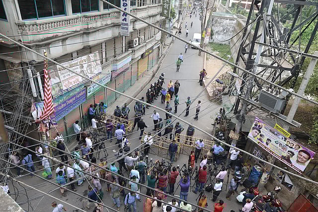 নাজিমুদ্দিন রোডে সাধারণ মানুষের চলাচল সীমিত ছিল। নাজিমুদ্দিন রোড, ঢাকা। ছবি: দীপু মালাকার