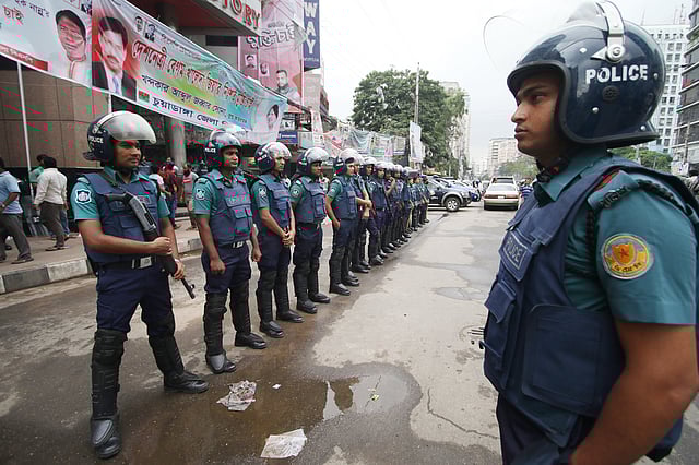 রাজধানীতে কঠোর নিরাপত্তাব্যবস্থা নেয় আইনশৃঙ্খলা রক্ষাকারী বাহিনী। বিএনপির কেন্দ্রীয় কার্যালয়ের সামনে পুলিশের অবস্থান। নয়া পল্টন, ঢাকা। ছবি: আবদুস সালাম