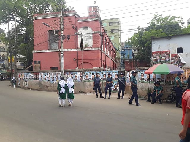 ২১ আগস্ট গ্রেনেড হামলা মামলার রায় ঘিরে আদালতের কাছের রাস্তায় মোতায়েন করা হয়েছে পুলিশ সদস্যদের। ছবি: আসাদুজ্জামান