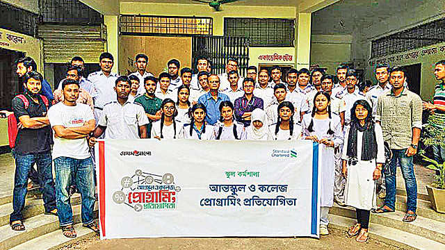 স্ট্যান্ডার্ড চার্টার্ড ব্যাংক-প্রথম আলো আন্তস্কুল ও কলেজ প্রোগ্রামিং প্রতিযোগিতার কর্মশালা শেষে ময়মনসিংহের মুকুল নিকেতন স্কুলে অংশগ্রহণকারীরা। গতকাল দুপুরে।  ছবি: প্রথম আলো