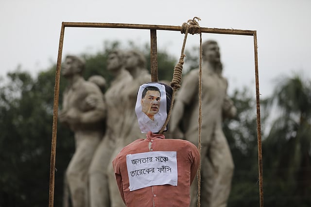 বিএনপির ভারপ্রাপ্ত চেয়ারম্যান তারেক রহমানের কুশপুত্তলিকাকে প্রতীকী ফাঁসি দেয় ছাত্রলীগ। রাজু ভাস্কর্য, ঢাকা। ছবি: দীপু মালাকার