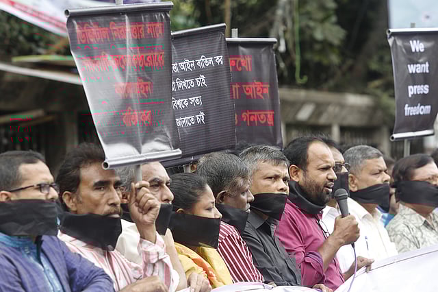ডিজিটাল নিরাপত্তা আইন বাতিলের দাবিতে জাতীয় প্রেসক্লাবের সামনে মুখে কালো কাপড় বেঁধে মানববন্ধন করেছেন সাংবাদিকেরা। ঢাকা, ১১ অক্টোবর। ছবি: হাসান রাজা