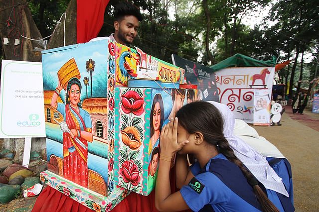 মেলায় এসে বায়োস্কোপ দেখছে শিশুরা।