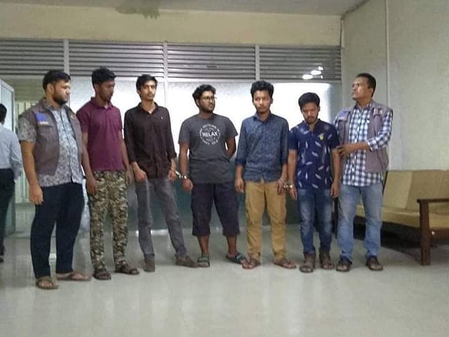 ফেসবুকে ভুয়া মেডিকেল প্রশ্ন বিক্রির অভিযোগে পাঁচ যুবককে গ্রেপ্তার করেছে পুলিশ।