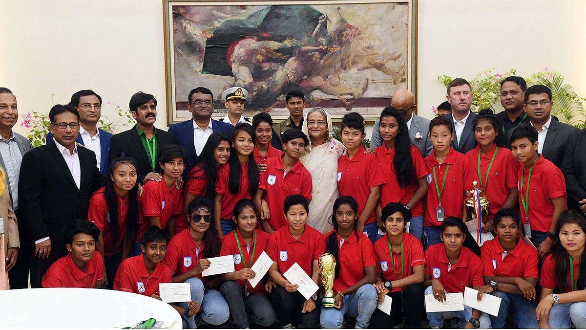 প্রধানমন্ত্রী শেখ হাসিনার সঙ্গে অনূর্ধ্ব-১৬ নারী ফুটবল দলের খেলোয়াড় ও কর্মকর্তারা। এএফসি অনূর্ধ্ব-১৬ নারী ফুটবল চ্যাম্পিয়নশিপের বাছাই পর্বে ‘এফ’ গ্রুপের খেলায় গ্রুপ চ্যাম্পিয়ন হওয়ায় বৃহস্পতিবার সন্ধ্যায় গণভবনে তাঁদের সংবর্ধনা দেওয়া হয়। ঢাকা, ১১ অক্টোবর। ছবি: পিআইডি