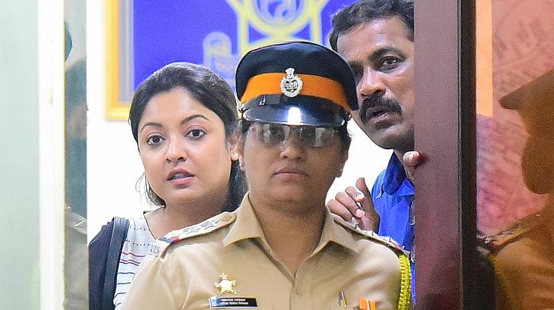 মুম্বাইয়ের একটি থানায় তনুশ্রী দত্ত। ছবি: সংগৃহীত