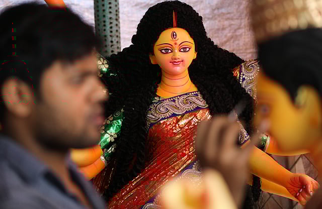 আর কয়েক দিন বাদেই শুরু হতে যাচ্ছে হিন্দুধর্মাবলম্বীদের বৃহৎ ধর্মীয় উৎসব দুর্গাপূজা। তাই শেষ মুহূর্তে প্রতিমায় তুলির আঁচড়ে ব্যস্ত মৃৎশিল্পী। নর্থ ব্রুক হল রোড, ঢাকা, ১১ অক্টোবর। ছবি: দীপু মালাকার