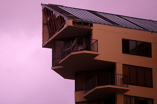 ঘূর্ণিঝড় মাইকেলের আঘাতে উঁচু ভবনটি ক্ষতিগ্রস্ত হয়েছে। পানামা সিটি বিচ, ফ্লোরিডা, যুক্তরাষ্ট্র, ১০ অক্টোবর। ছবি: রয়টার্স