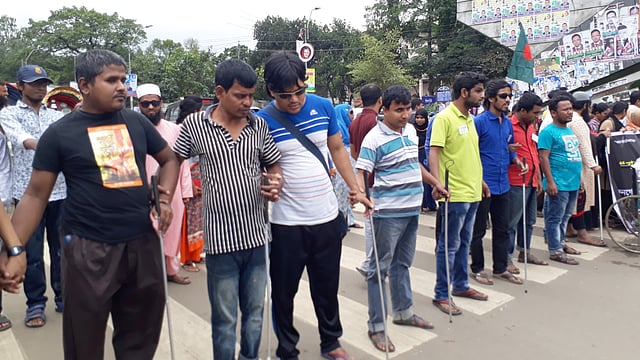 কোটা সংরক্ষণের দাবিতে শাহবাগ মোড়ে প্রতিবন্ধী শিক্ষার্থীদের অবস্থান। ছবি: প্রথম আলো
