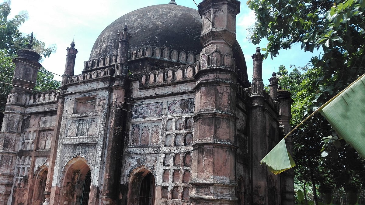 দৃষ্টিনন্দন শাহ মাহমুদ মসজিদ। এগারসিন্দুর, পাকুন্দিয়া, কিশোরগঞ্জ। ছবি: লেখক