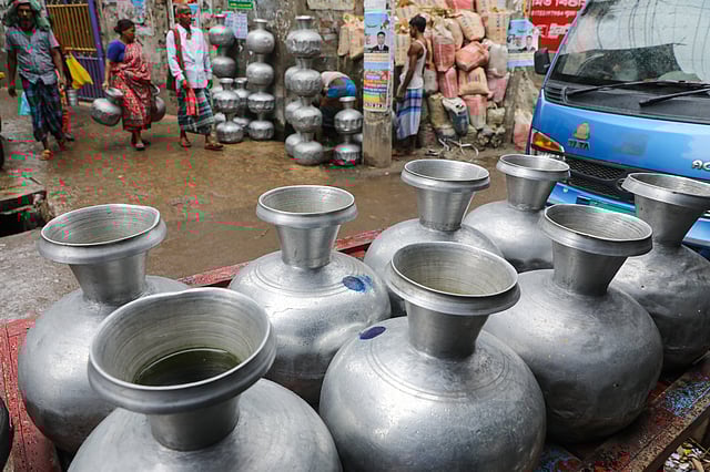 রাজধানীর পুরান ঢাকার বাংলাবাজার, লালকুঠি, শ্যামবাজার এলাকায় পানির সমস্যার ভরসা এই ওয়াসার টেপের লাইন। ১০ টাকা থেকে ২০ টাকার বিনিময়ে দোকান ও বাসাবাড়িতে পানি দিয়ে আয় করে থাকেন অনেকে। স্থানীয় ব্যক্তিদের অভিযোগ, বিদ্যুৎ না থাকলে ওয়াসার পানিও থাকে না, আবার অনেক সময়ই আসে ময়লা পানি। তখন এখান থেকে পানি কিনে খেতে হয়। হরিশ চন্দ্র দাশ লেন, ঢাকা, ১১ অক্টোবর। ছবি: দীপু মালাকার