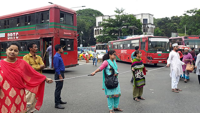 কোটা সংরক্ষণের দাবিতে শাহবাগ মোড়ে প্রতিবন্ধী শিক্ষার্থীদের অবস্থান। ছবি: প্রথম আলো