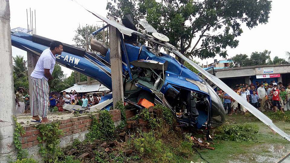 রাজশাহীর গোদাগাড়ী উপজেলায় হেলিকপ্টার দুর্ঘটনায় অল্পের জন্য রক্ষা পেয়েছেন চ্যানেল আইয়ের ব্যবস্থাপনা পরিচালক (এমডি) ফরিদুর রেজা সাগরসহ ৬ জন। ছবি: সংগৃহীত