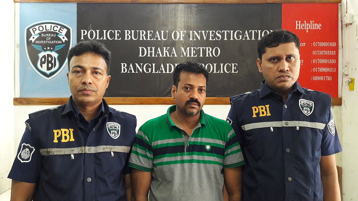 দীর্ঘদিন পালিয়ে থাকার পর বুধবার রাজধানীর শনির আখড়া ২৪ ফুট এলাকা থেকে ইয়াবা ব্যবসায়ী মো. শাহেদকে গ্রেপ্তার করে পুলিশ ব্যুরো অব ইনভেস্টিগেশনের (পিবিআই)। ছবি: সংগৃহীত