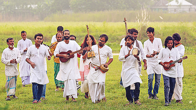 লালনের গান গাইতে গাইতে এভাবে দলটি পাড়ি দিল ১৩০ কিলোমিটার