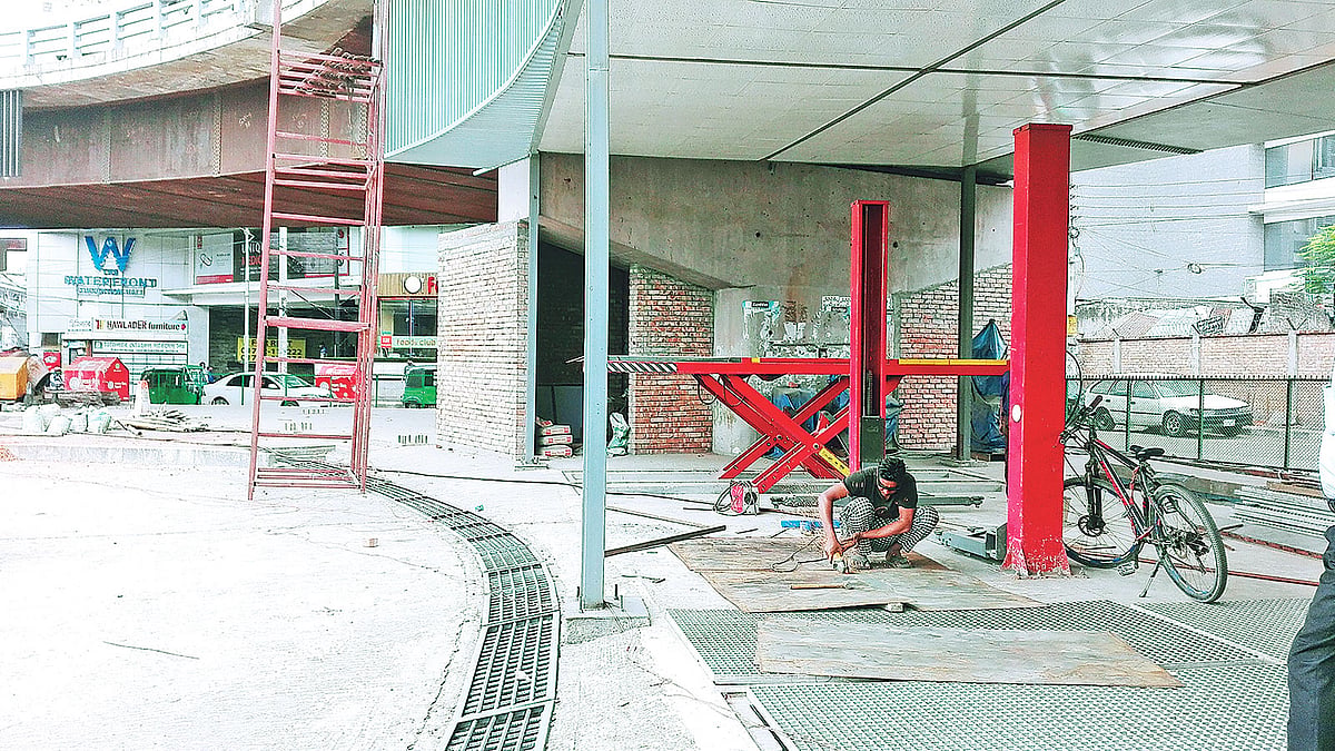 রামপুরা সেতু–সংলগ্ন ইউলুপের নিচে গাড়ি ধোয়ার জায়গা তৈরি করা হচ্ছে।  ছবি: প্রথম আলো