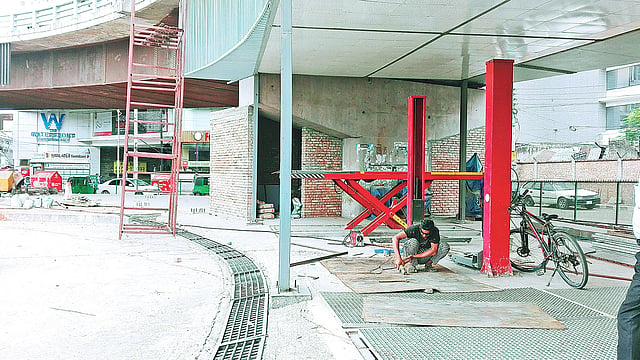 রামপুরা সেতু–সংলগ্ন ইউলুপের নিচে গাড়ি ধোয়ার জায়গা তৈরি করা হচ্ছে।  ছবি: প্রথম আলো