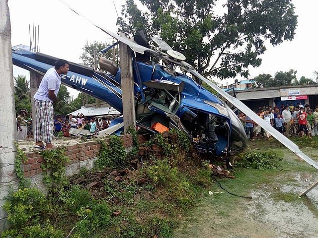 রাজশাহীর গোদাগাড়ী উপজেলায় হেলিকপ্টার দুর্ঘটনায় অল্পের জন্য রক্ষা পেয়েছেন চ্যানেল আইয়ের ব্যবস্থাপনা পরিচালক (এমডি) ফরিদুর রেজা সাগরসহ ৬ জন। ছবি: সংগৃহীত