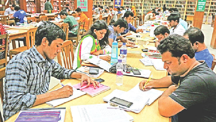 ব্যাংকে নিয়োগ পেতে নিয়মিত পড়াশোনার বিকল্প নেই। ছবি: প্রথম আলো