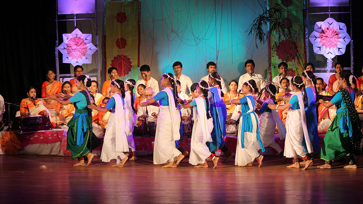শরৎ উৎসবে গানের সঙ্গে ছিল সমবেত নৃত্য। ছায়ানট ভবন মিলনায়তন, ১২ অক্টোবর। ছবি: প্রথম আলো