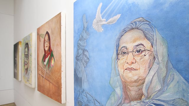 প্রদর্শনীতে শেখ হাসিনার নানা অভিব্যক্তির ছবি। ঢাকা, ১২ অক্টোবর। ছবি: প্রথম আলো