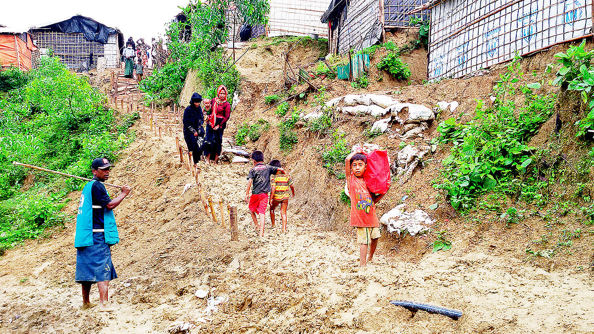 ঘূর্ণিঝড় তিতলির প্রভাবে মঙ্গলবার থেকে টানা বৃষ্টি হচ্ছে। গতকালও ভারী বর্ষণ অব্যাহত ছিল। বৃষ্টিতে কক্সবাজারের রোহিঙ্গা শিবিরের ভেতরে চলাচলের রাস্তায় কাদার সৃষ্টি হয়। ফলে পথ চলতে পোহাতে হচ্ছে দুর্ভোগ। বেলা তিনটায় টেকনাফের জাদিমোরা শালবন রোহিঙ্গা শিবিরে। ছবি: গিয়াস উদ্দিন