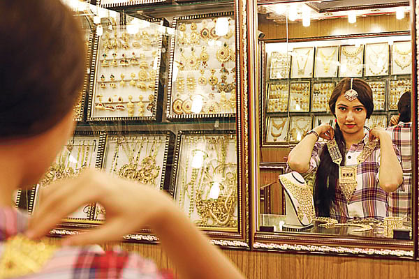 শহরের দোকানে সিটি গোল্ডের গয়নার বড় চালান আসে মহেশপুর থেকে। ছবি: খালেদ সরকার।