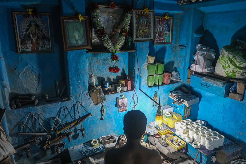 আসছে দুর্গাপূজা উপলক্ষে ব্যস্ততা বেড়েছে শঙ্খশিল্পীদের।