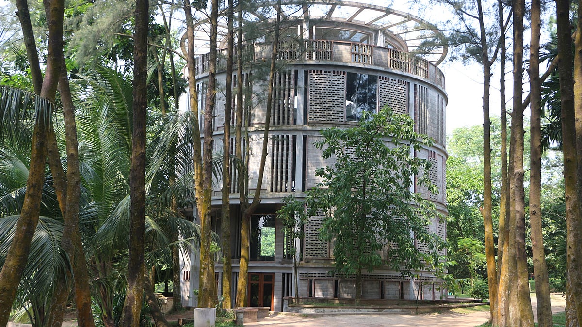 রুপগঞ্জের জিন্দা পার্কের ভেতরে গড়ে তোলা হয়েছে পরিবেশবান্ধব ব্লক দিয়ে তৈরি গ্রন্থাগার ও স্কুল ভবন। ছবি: দিনার মাহমুদ