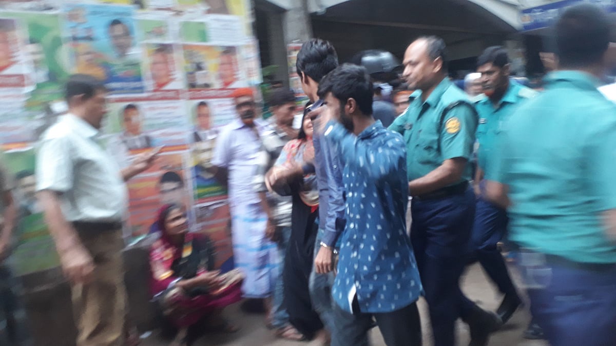 পুরান ঢাকায় শামীম খুনে জড়িত সন্দেহভাজন দুই খুনিকে গ্রেপ্তার করে বৃহস্পতিবার ঢাকার আদালতে হাজির করে পুলিশ। ছবি: আসাদুজ্জামান