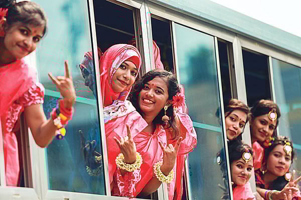 বাসে চড়ে উৎসবের জানান দিতে খুলনা শহরে বেরিয়েছিলেন শিক্ষার্থীরা। ছবি: পার্পল বার্ড