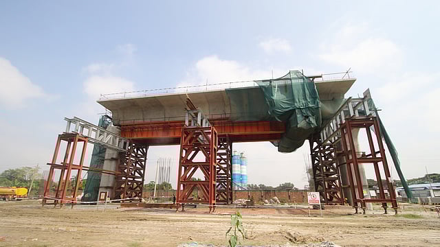 পিলারে বসানো হয়েছে কংক্রিটের স্প্যান।