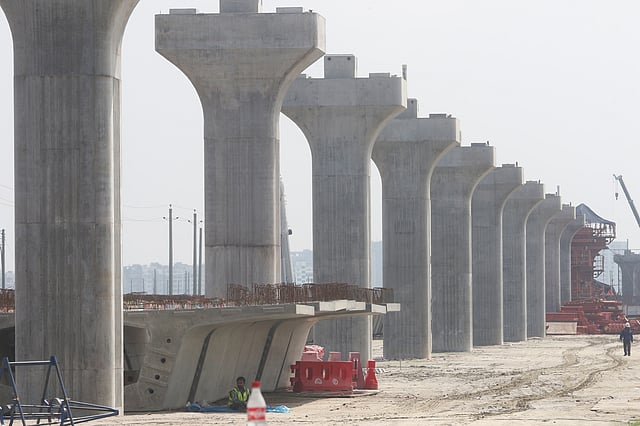 দিয়াবাড়ী থেকে মিরপুরের দিকে পিলারে সারি।