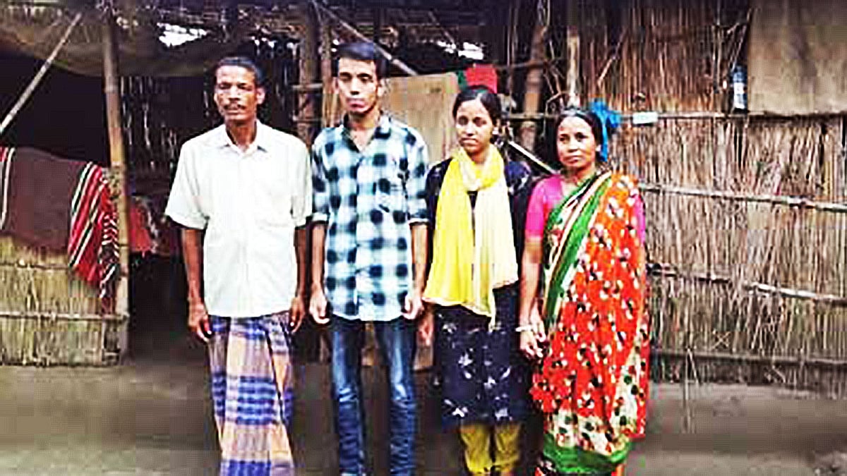 দিনাজপুরের বীরগঞ্জ উপজেলার কাটগর গ্রামে সজীব রায় তাঁর মা, বাবা ও বোনের সঙ্গে। গত রোববার বাড়ির সামনে। ছবি: প্রথম আলো