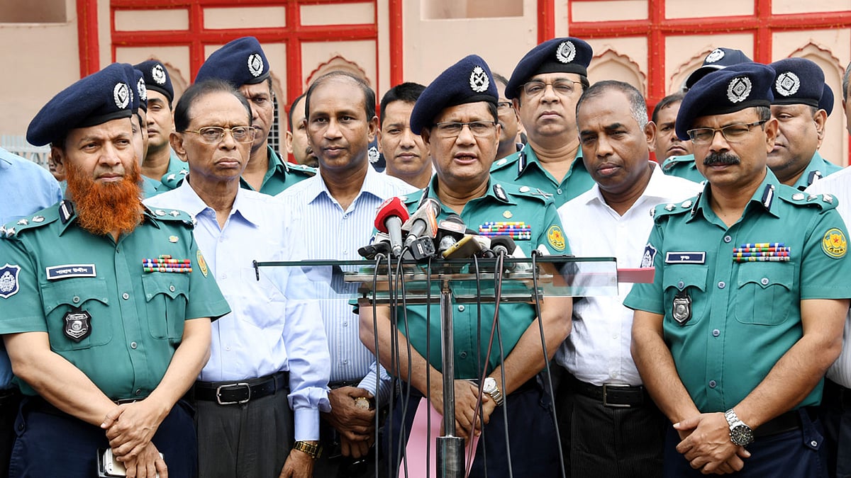 শারদীয় দুর্গাপূজা উপলক্ষে রাজধানীর ঢাকেশ্বরী জাতীয় মন্দিরের নিরাপত্তা ব্যবস্থা পরিদর্শন শেষে সাংবাদিকদের সঙ্গে কথা বলেন ডিএমপি কমিশনার মো. আছাদুজ্জামান মিয়া। ছবি: ডিএমপি নিউজ