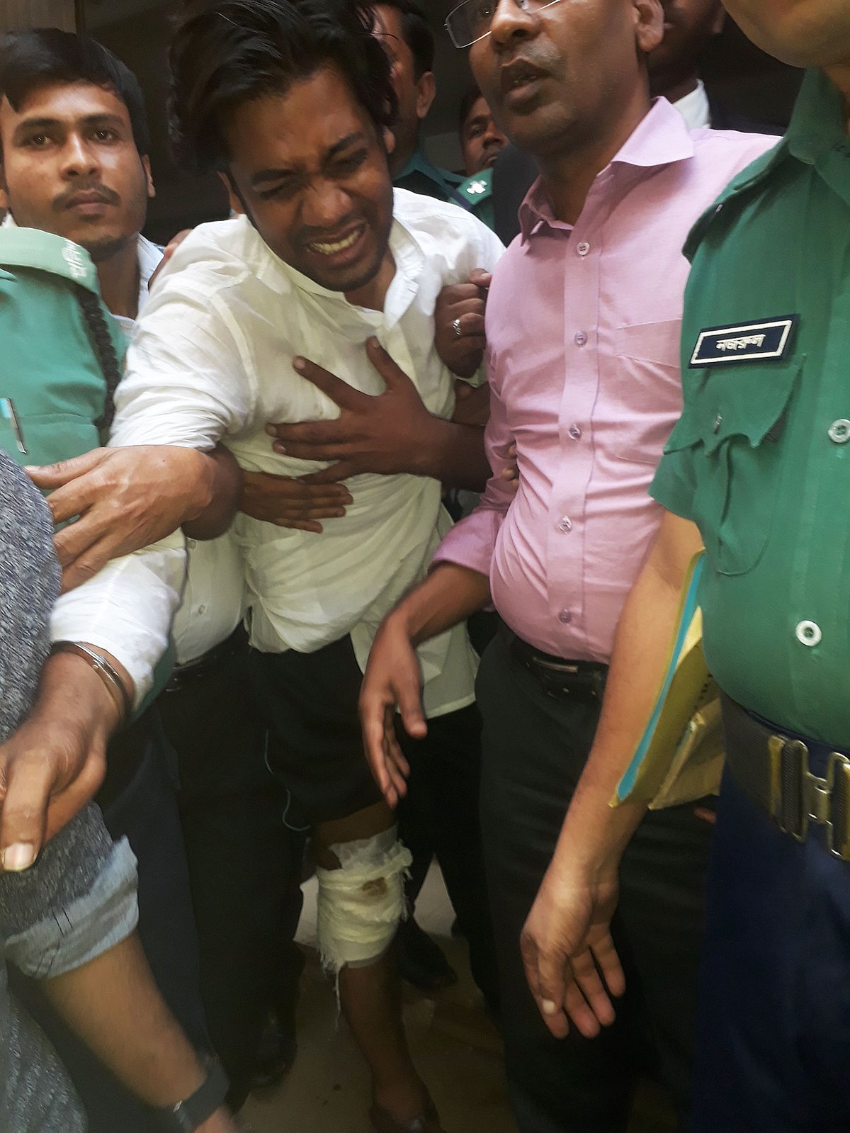 ছাত্রদলের নেতা রবিউলকে আজ রোববার আদালতে হাজির করে পুলিশ। তাঁকে চার দিন আগে আটক করার অভিযোগ উঠলেও পুলিশ বলছে, গতকাল শনিবার রবিউলকে গ্রেপ্তার করা হয়। ছবি: আসাদুজ্জামান