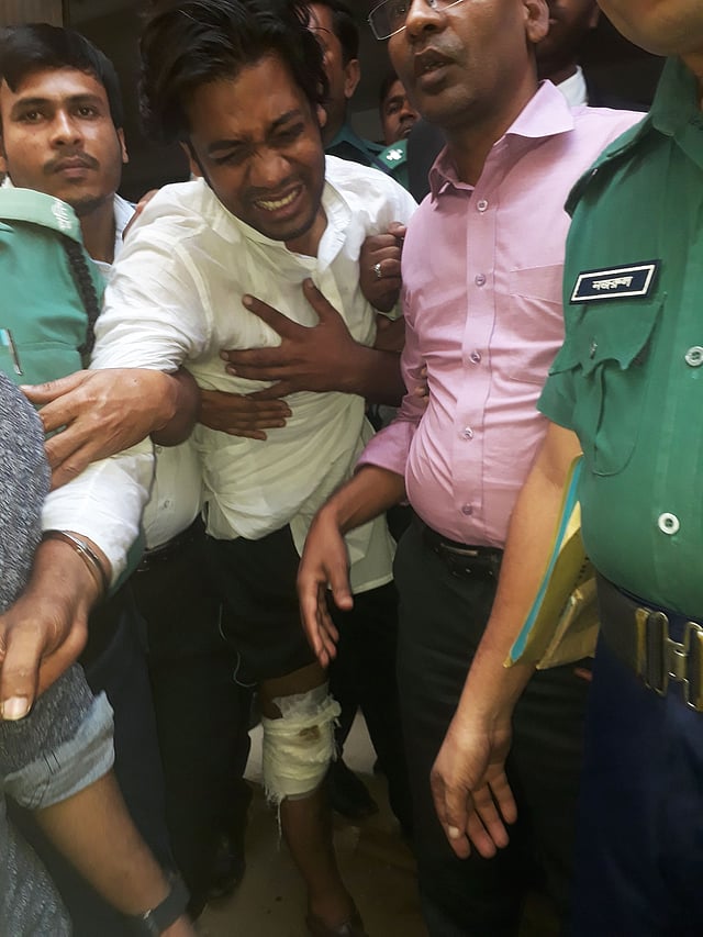 ছাত্রদলের নেতা রবিউলকে আজ রোববার আদালতে হাজির করে পুলিশ। তাঁকে চার দিন আগে আটক করার অভিযোগ উঠলেও পুলিশ বলছে, গতকাল শনিবার রবিউলকে গ্রেপ্তার করা হয়। ছবি: আসাদুজ্জামান