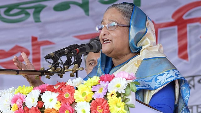 প্রধানমন্ত্রী শেখ হাসিনা আজ রোববার বিকেলে কাঁঠালবাড়ি ইলিয়াস আহমেদ চৌধুরী ফেরিঘাটে শিবচর উপজেলা আওয়ামী লীগ আয়োজিত জনসভায় বক্তব্য দেন। ছবি: পিআইডি