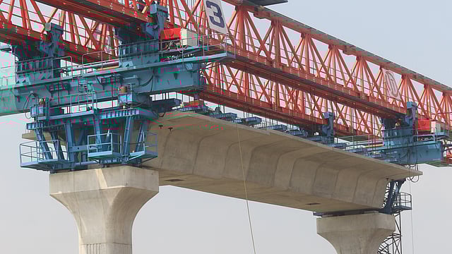 পিলারে বসেছে আরও একটি স্প্যান।