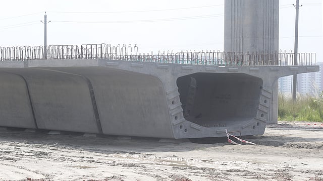 পিলারে বসানোর জন্য তৈরি আরও অনেক স্প্যান।