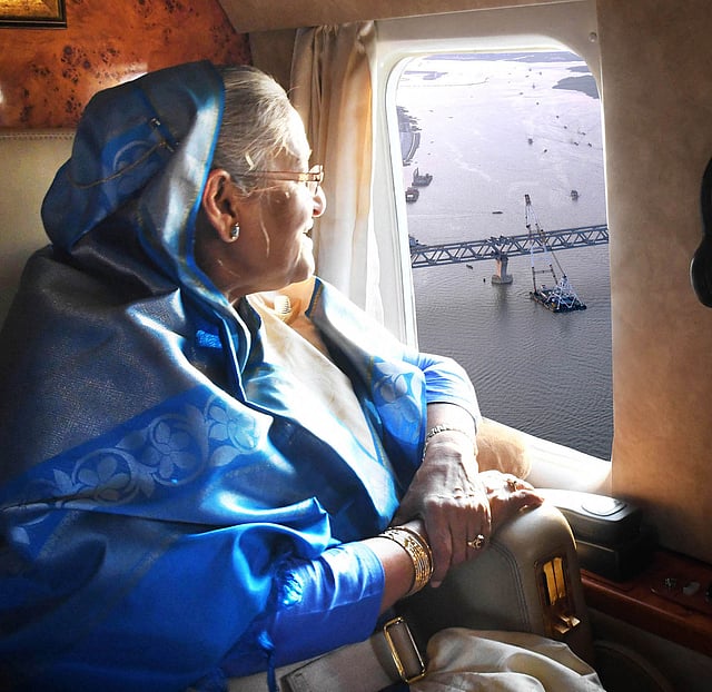 প্রধানমন্ত্রী শেখ হাসিনা রোববার শরীয়তপুরের জাজিরা প্রান্তে পদ্মা সেতুর কাজের অগ্রগতি পরিদর্শন করেন। ছবি: পিআইডি